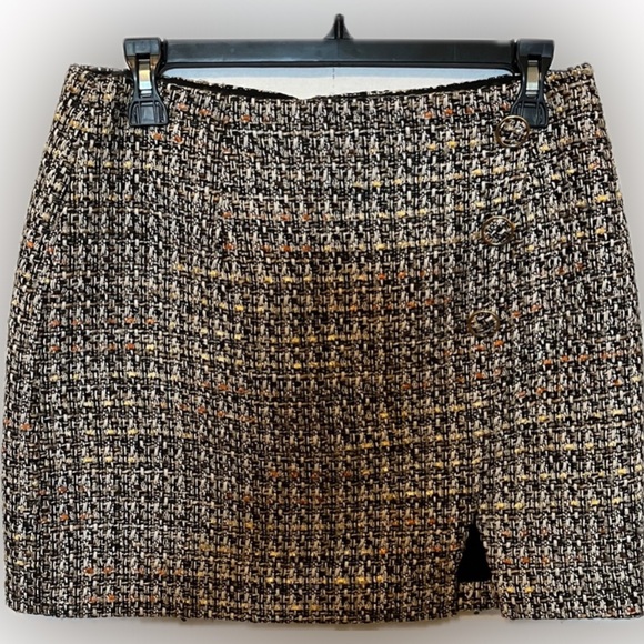 Gianni Bini Cute Black/Tan skirt with accent buttons and front slit Size 8 NWT - Picture 9 of 9